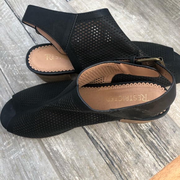 RESTRICTED … black sandals - Picture 3 of 16